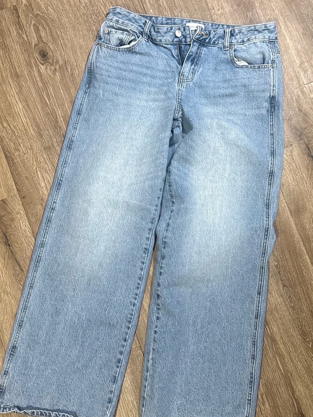 Casey low-rise baggy jeans in a light/medium blue wash. Relaxed wide-leg silhoue